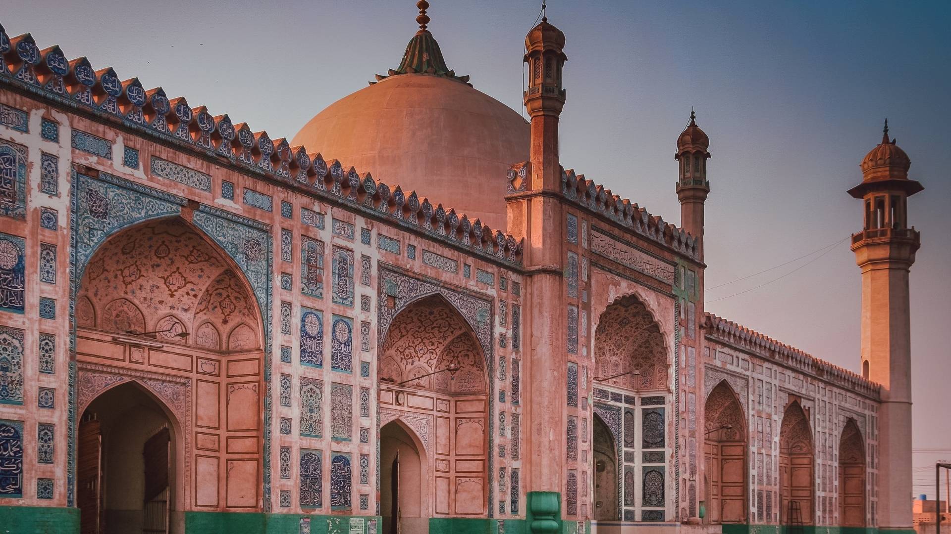 Badshahi Mosque at sunset